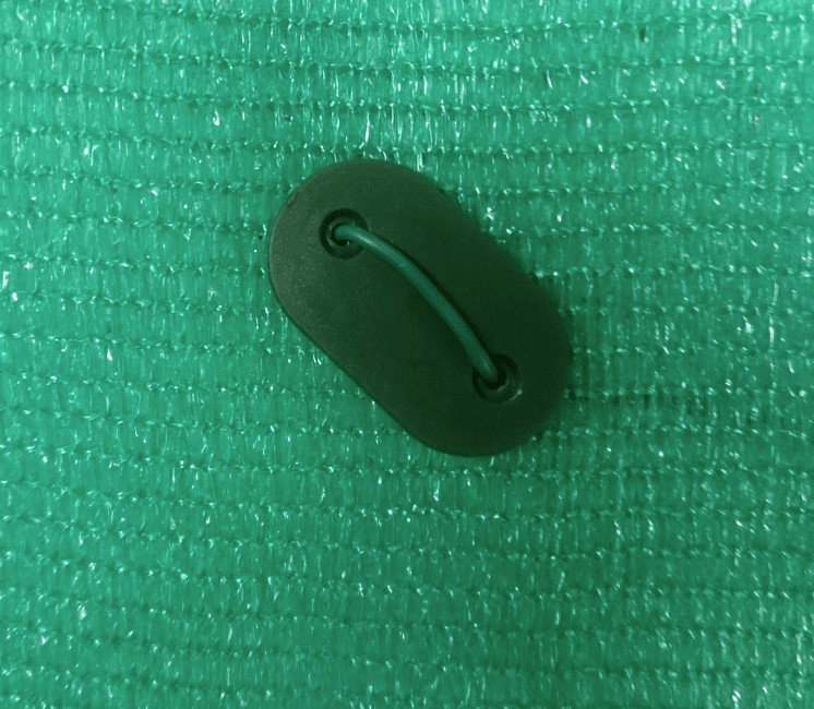 Plaquette de fixation brise-vue