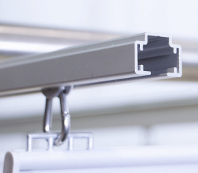 Poulie et mousqueton rail de guidage