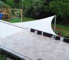 Voile d'ombrage triangulaire 5.9x5.9x5.9m perméable à suspendre