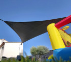 Voile d'ombrage triangulaire 5x5x7m perméable à suspendre