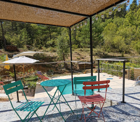 Toile d'ombrage coco sur pergola