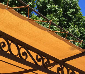 fixation toile d'ombrage beige perméable