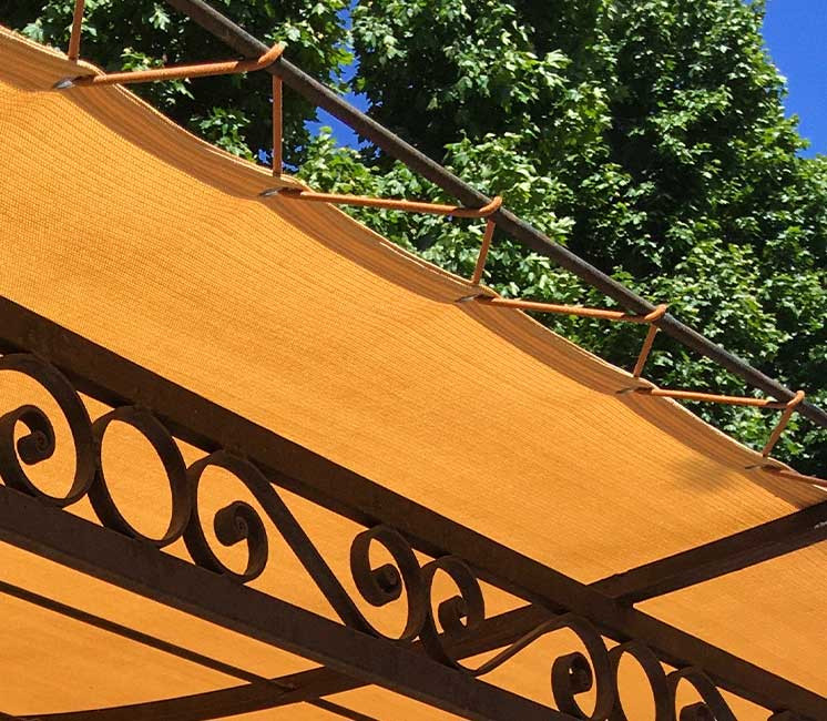 fixation toile d'ombrage beige perméable