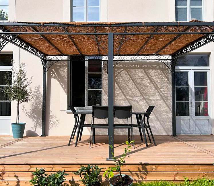 Toile d'ombrage coco sur pergola