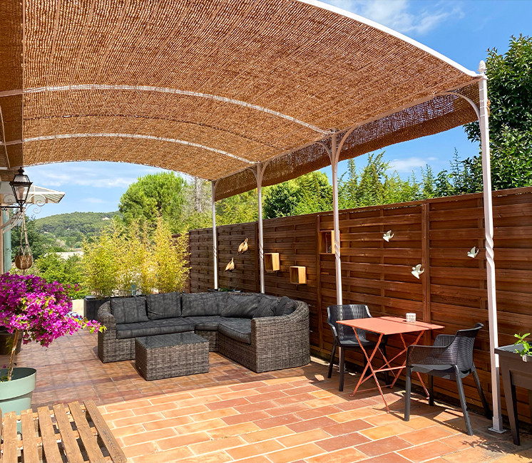 Toile d'ombrage coco sur pergola