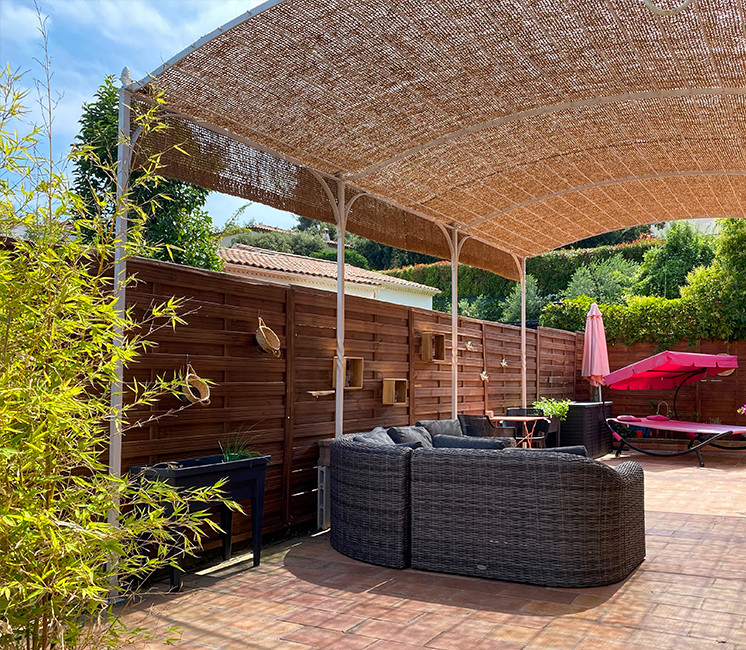 Toile d'ombrage coco sur pergola