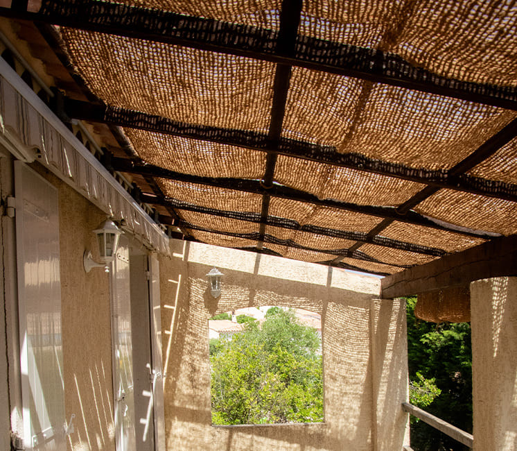 Toile d'ombrage coco sur pergola