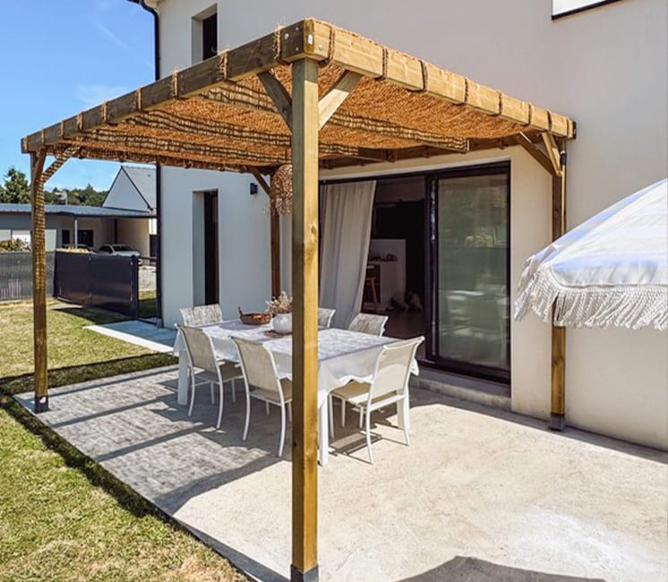 Toile d'ombrage coco sur pergola