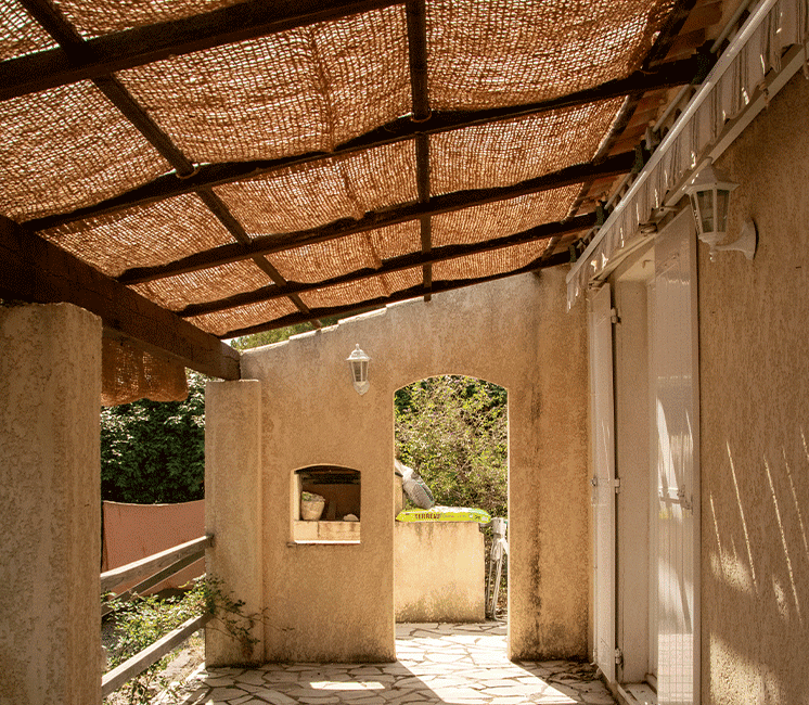 Toile d'ombrage coco sur pergola