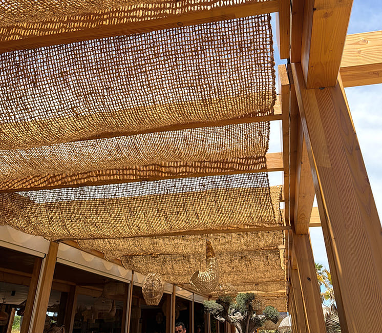 Toile d'ombrage en fibre de coco 3x5 installée sur pergola bois
